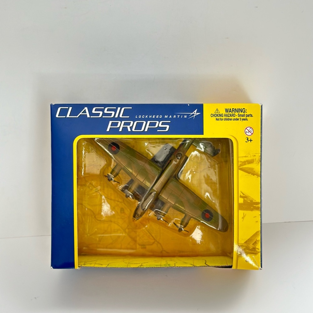 Motormax Classic Props 1/100 Scale 77000 – Lancaster With Display Stand